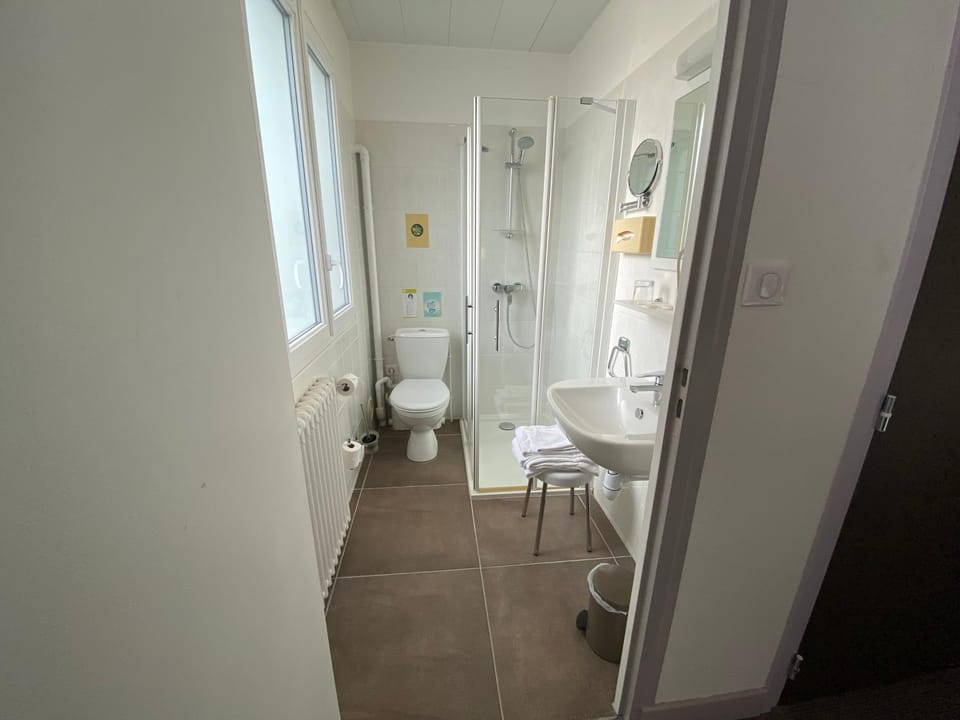 Shower, Toilet