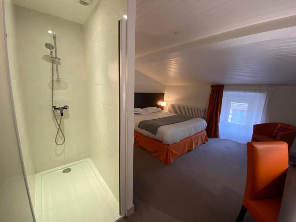 Shower, Bed, Photo of the whole room, Bedroom
