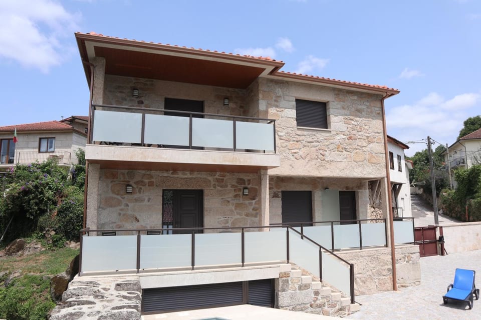 Property building, Day, Balcony/Terrace
