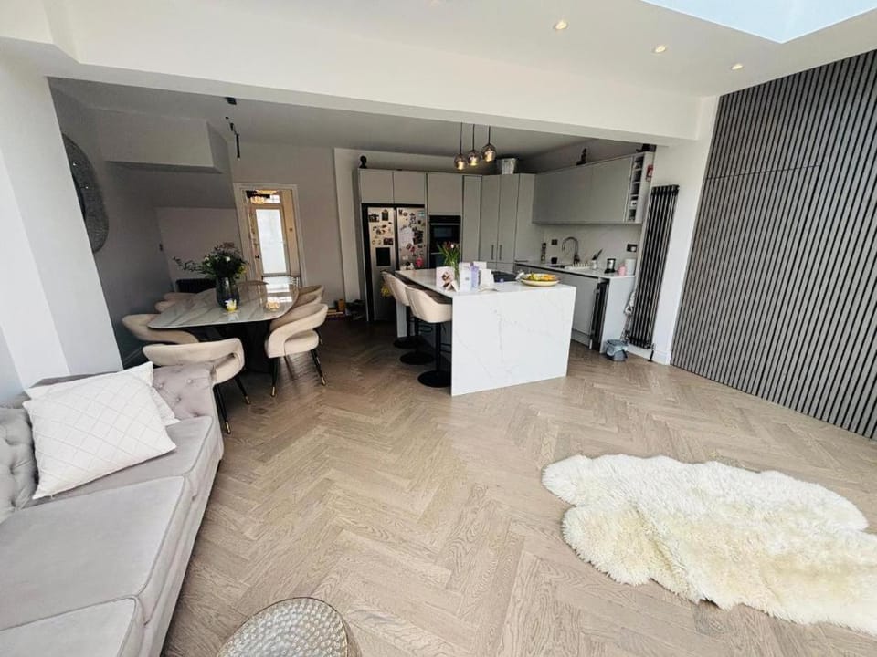 Stunning Family Property with Free-On-Street Parking! House in London