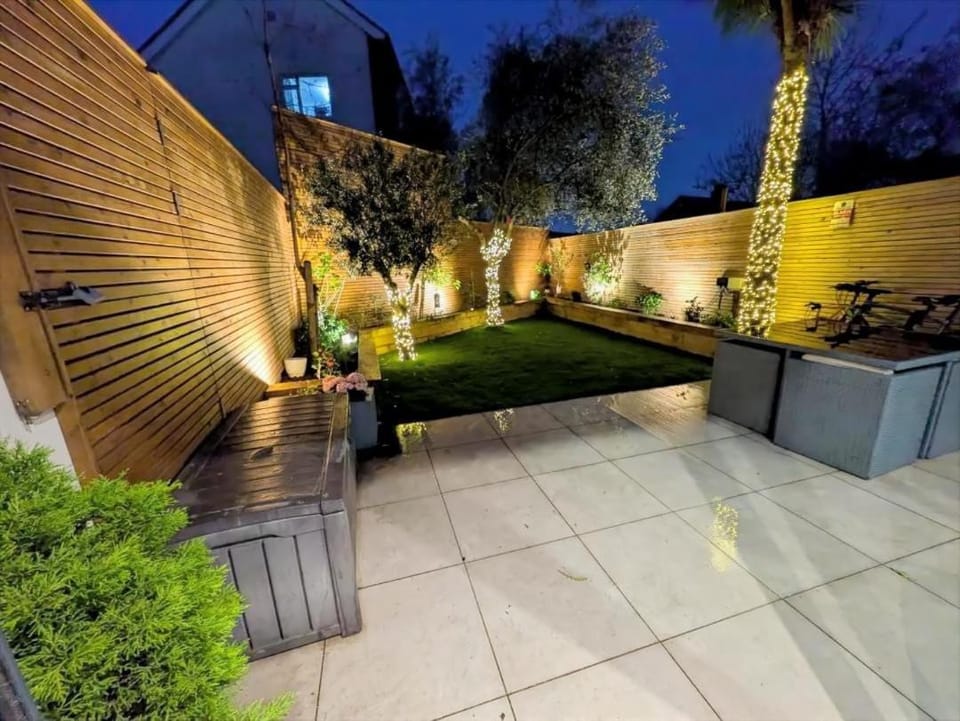 Stunning Family Property with Free-On-Street Parking! House in London