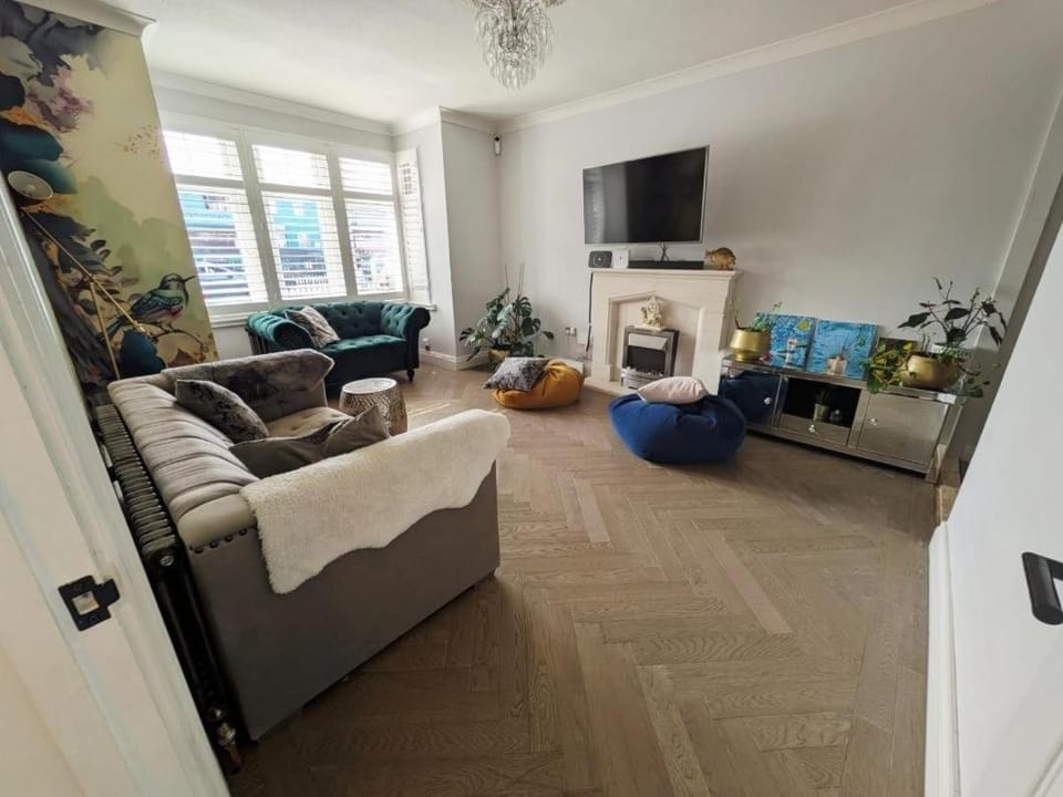 Stunning Family Property with Free-On-Street Parking! House in London