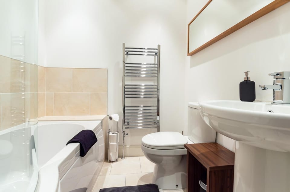 Shower, Toilet, Bathroom, Bath, towels