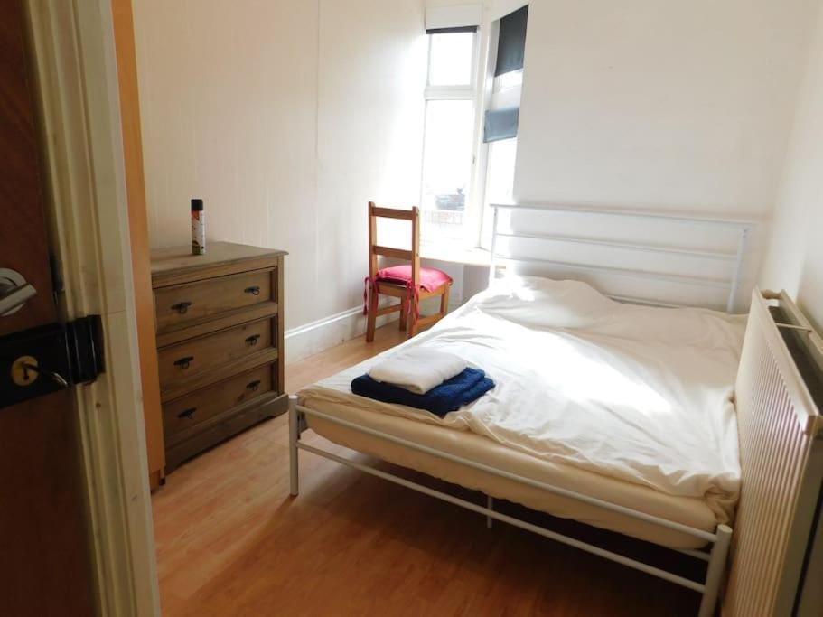 7 Double Bedroom House 10 min drive to Portsmouth Old Town & Sea House in Portsmouth