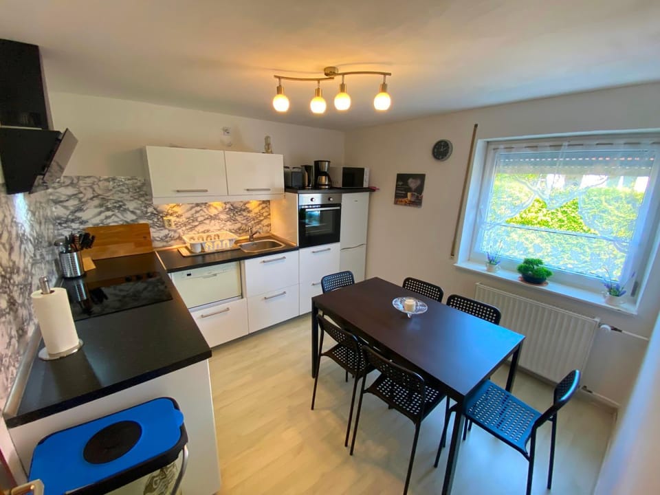 Kitchen or kitchenette, Dining area, dishwasher, minibar