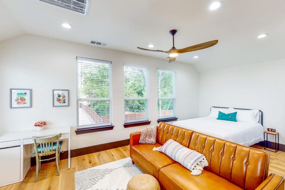 'McKinney Marvel' Studio in Historic District Apartment in McKinney
