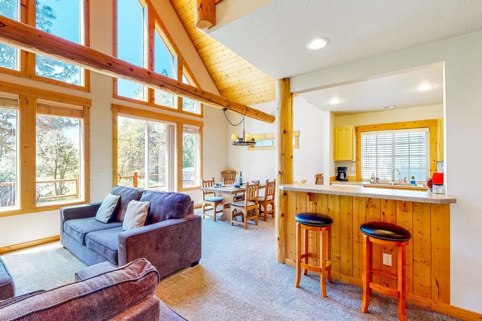 Gateway to Crater Lake! Resort Retreat w/ Pool House in Oregon