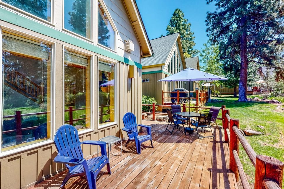 Gateway to Crater Lake! Resort Retreat w/ Pool House in Oregon