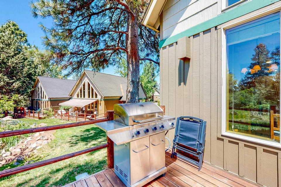 Gateway to Crater Lake! Resort Retreat w/ Pool House in Oregon