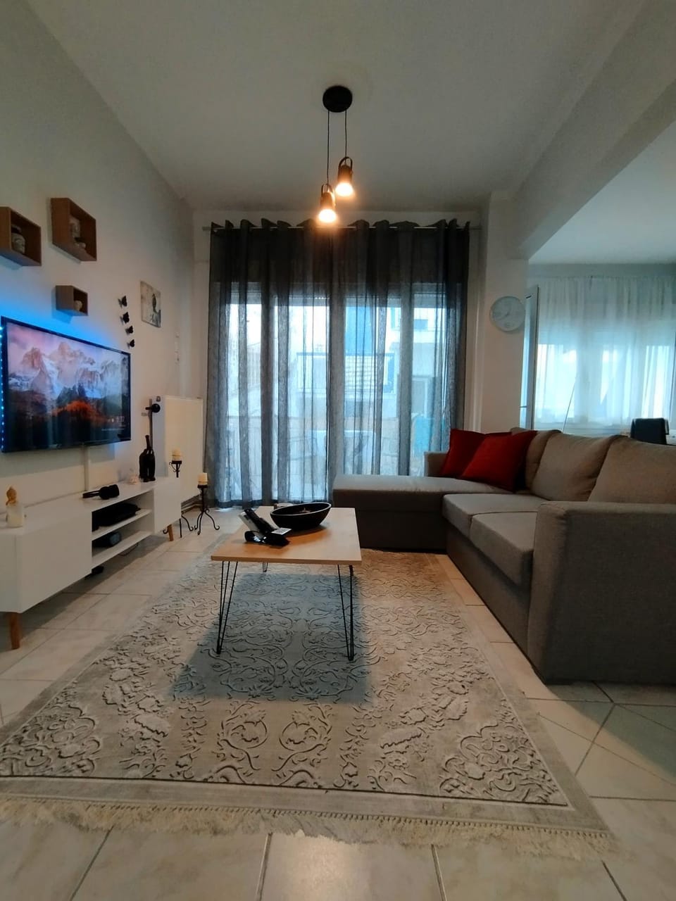 TV and multimedia, Living room, Seating area, Evening entertainment