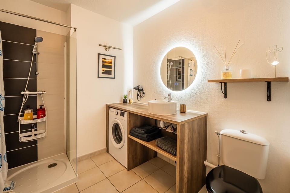 Bathroom, towels, washing machine