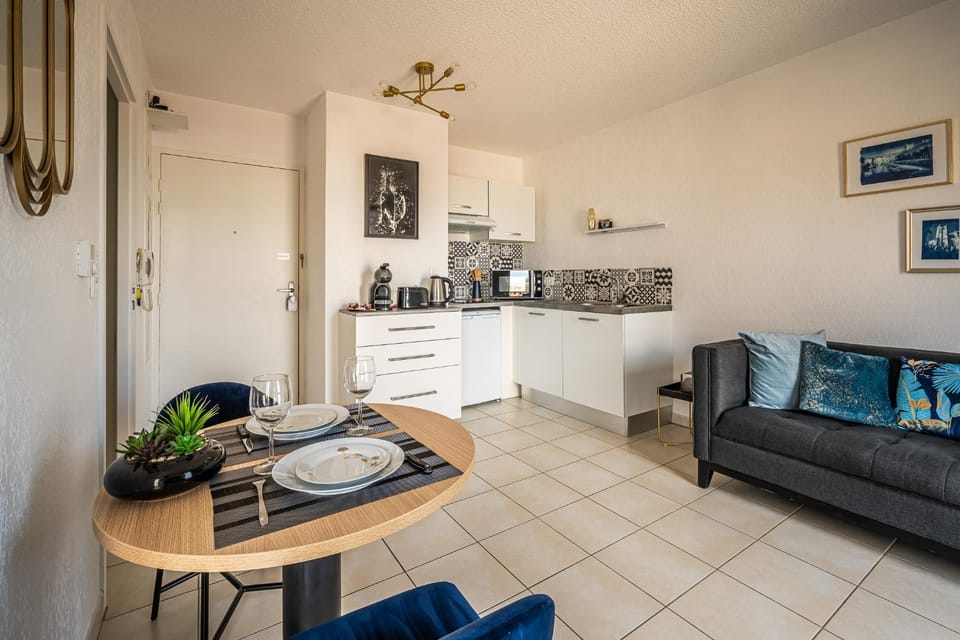 Kitchen or kitchenette, Living room, Dining area, minibar, pet friendly, stove