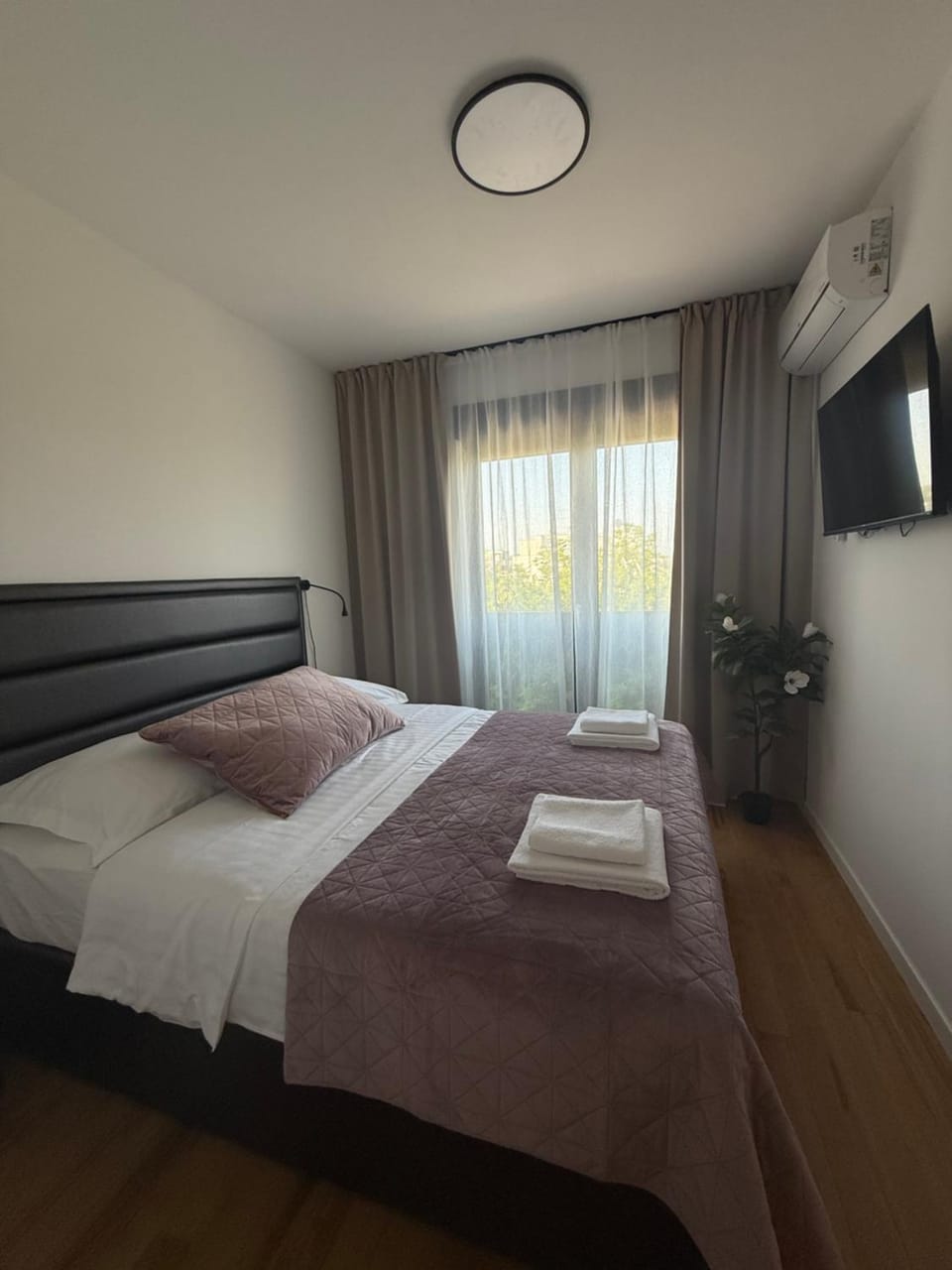 Bed, TV and multimedia, Photo of the whole room, Bedroom, towels