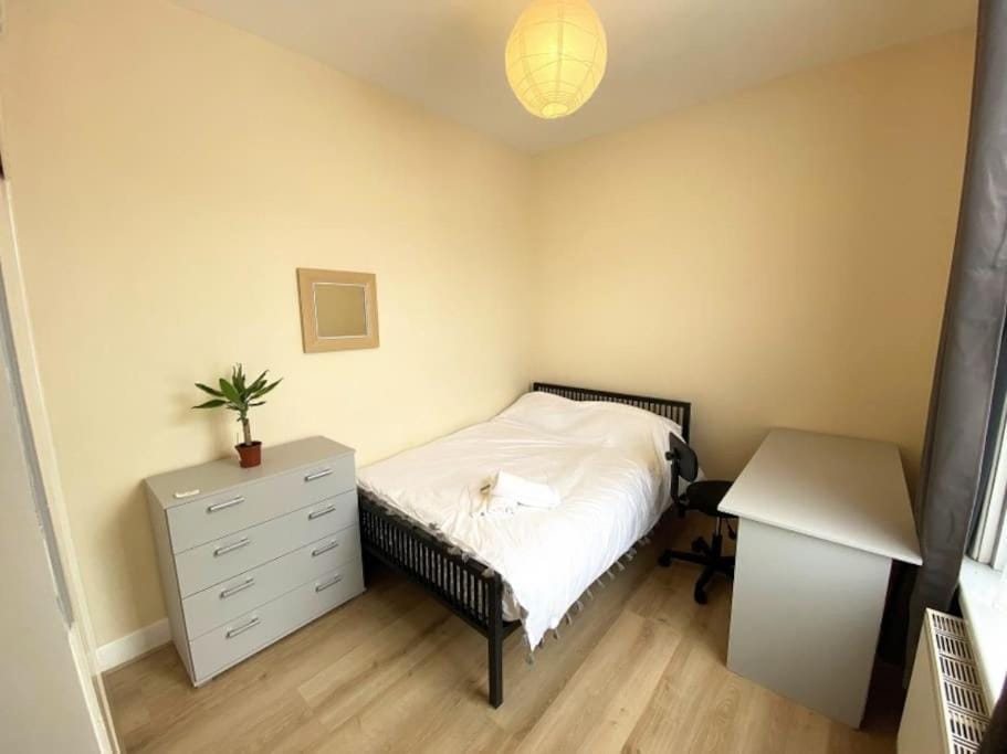 Town House less than 20 mins walk to the Beach House in Portsmouth