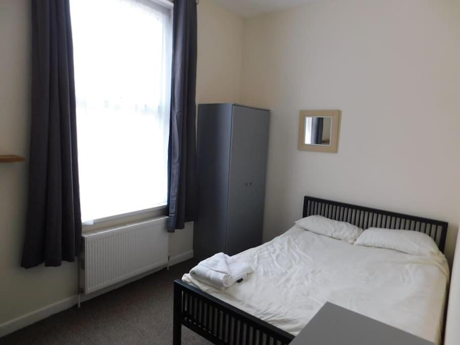 Town House less than 20 mins walk to the Beach House in Portsmouth