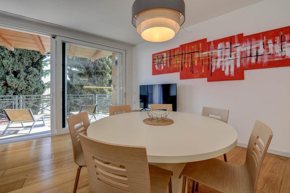 Natural landscape, TV and multimedia, View (from property/room), Balcony/Terrace, Living room, Dining area, Lake view, Landmark view, Mountain view, hair dresser