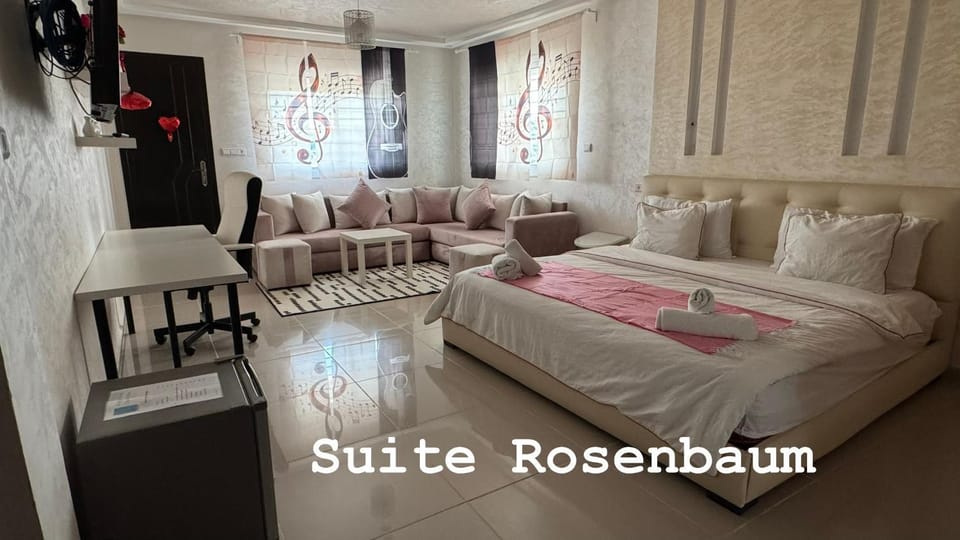 Bed, Living room, Photo of the whole room, Seating area, Bedroom