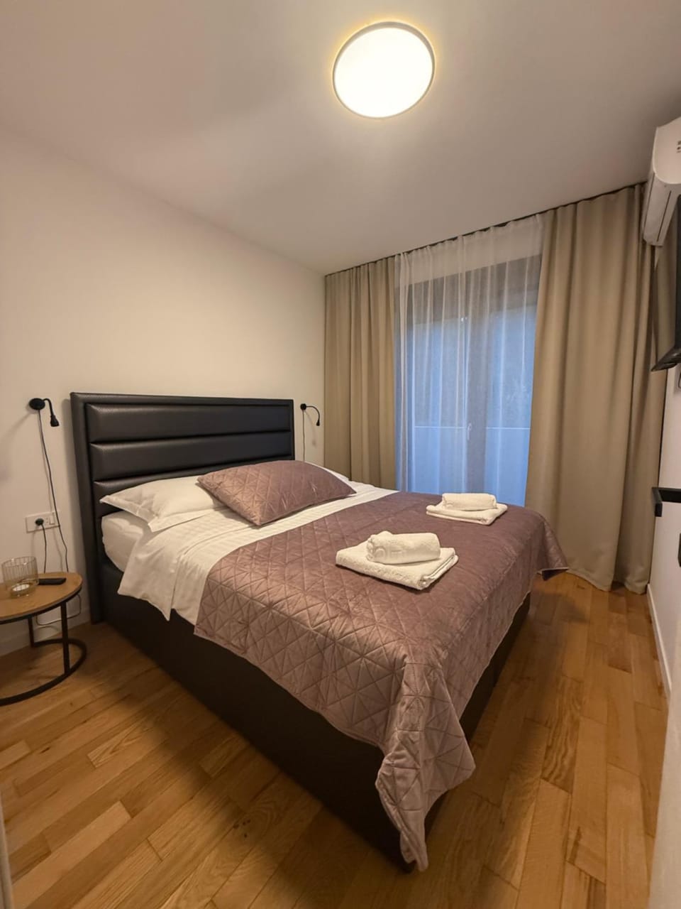 Bedroom, towels, air conditioner
