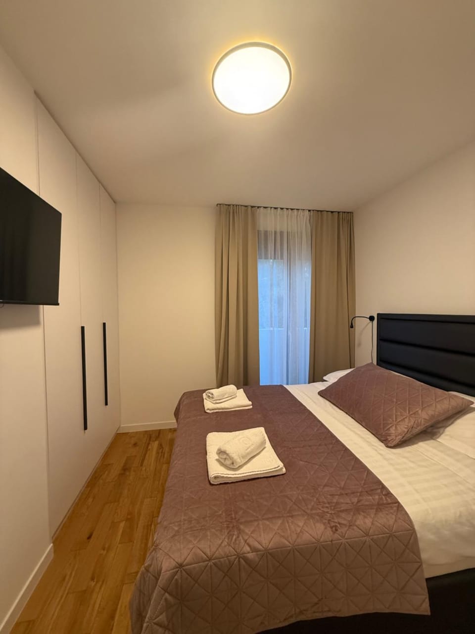 Bed, Bedroom, towels
