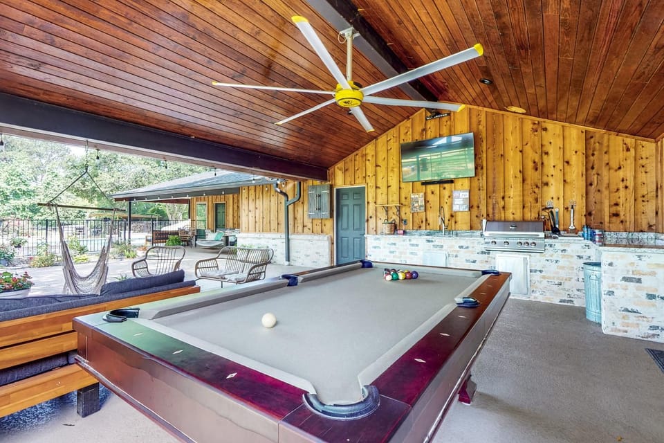 Pool, Hot Tub & Pool Table! Grand Home in Tomball House in Tomball
