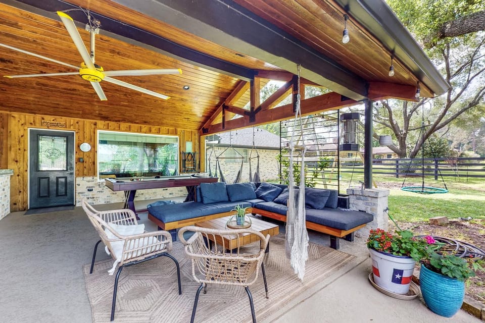 Pool, Hot Tub & Pool Table! Grand Home in Tomball House in Tomball
