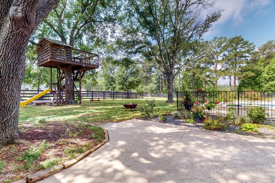 Pool, Hot Tub & Pool Table! Grand Home in Tomball House in Tomball