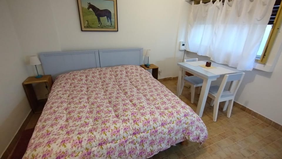 Bed, Photo of the whole room, hair dresser