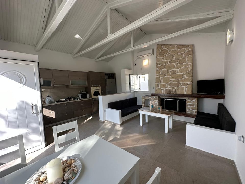 TV and multimedia, Kitchen or kitchenette, Living room, Seating area, Dining area