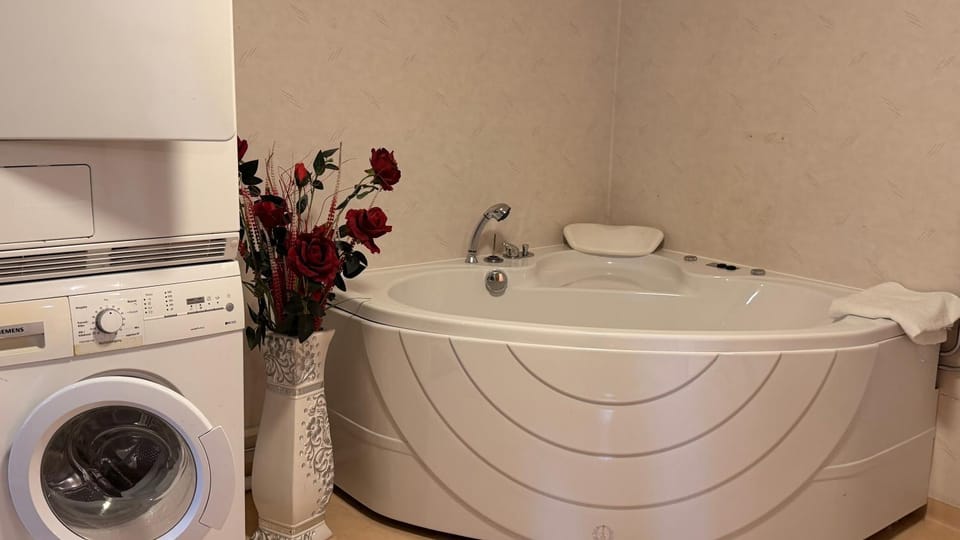2 hus 280kvm med bastu, jacuzzi, nyrenoverat House in Västra Götaland County