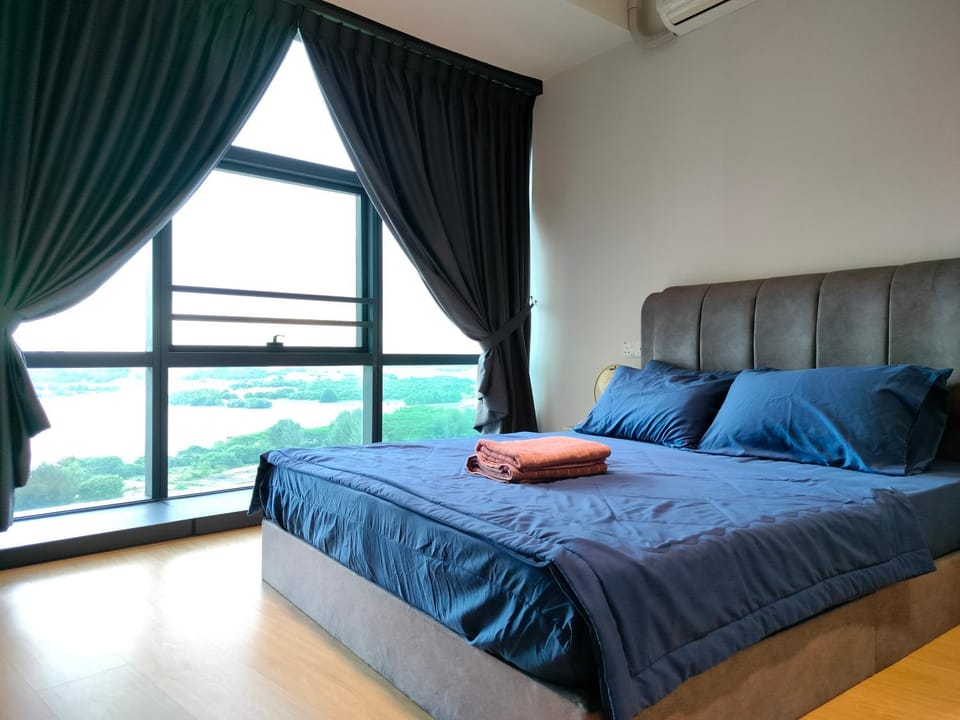 DangaBay SeaView 4pax with Netflix WiFi Apartment in Johor Bahru