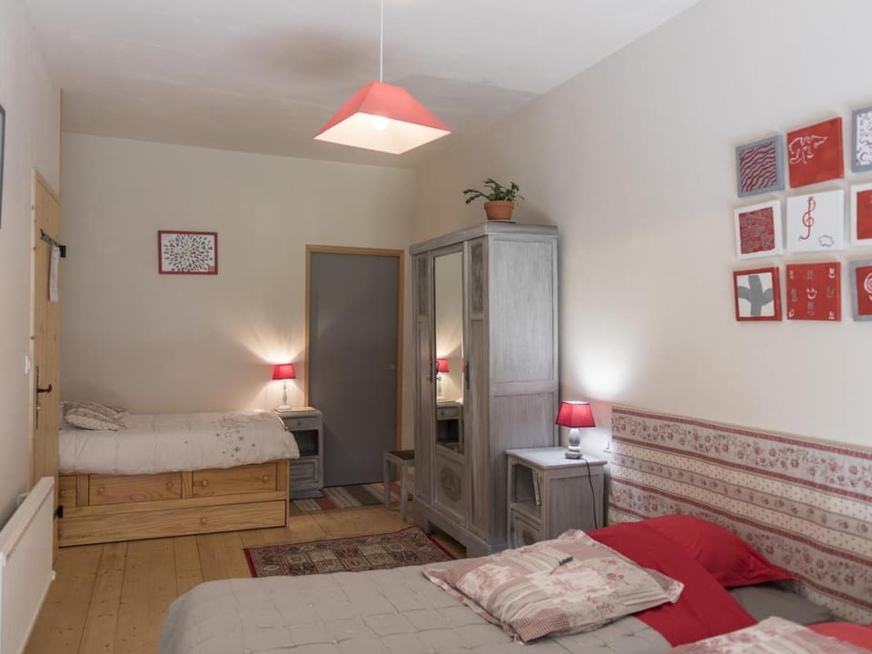 Séjour nature aux Chênes, gîte familial avec piscine partagée - FR-1-489-466 House in Auvergne-Rhône-Alpes