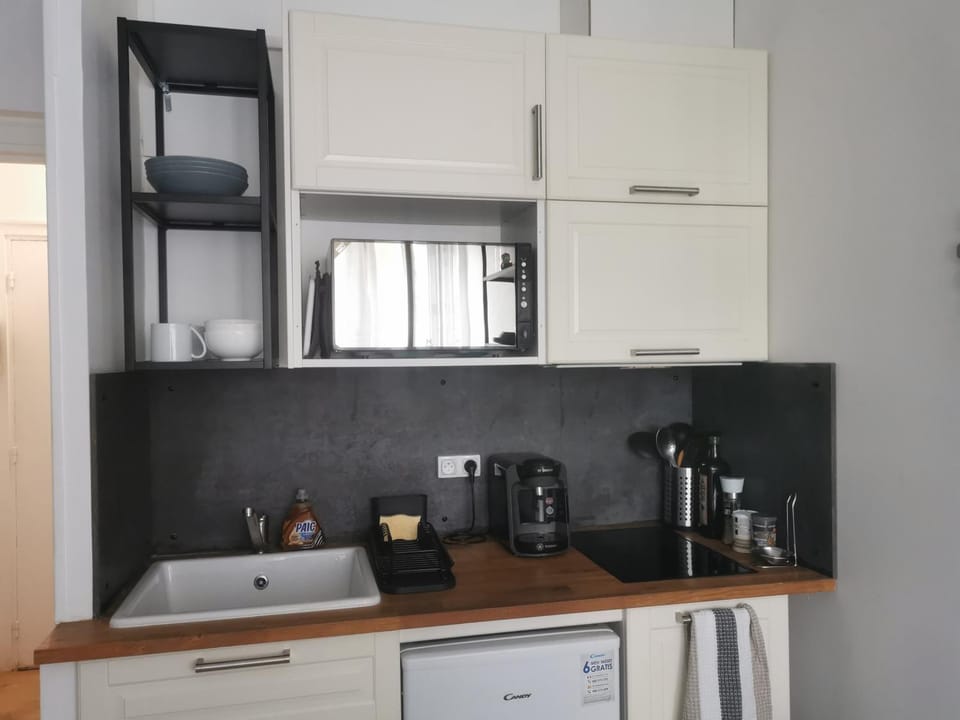 Kitchen or kitchenette, minibar, toaster