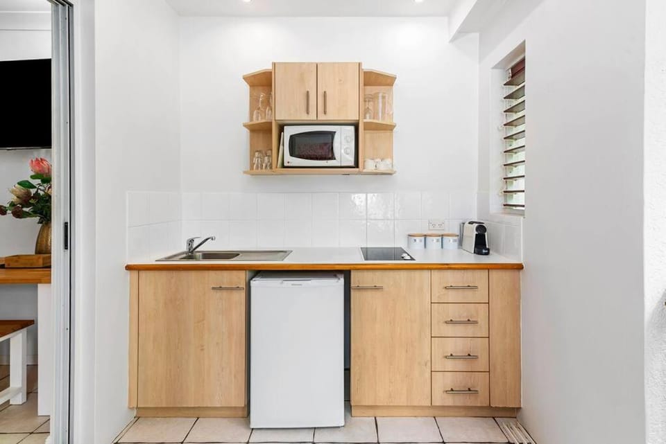 Kitchen or kitchenette, minibar