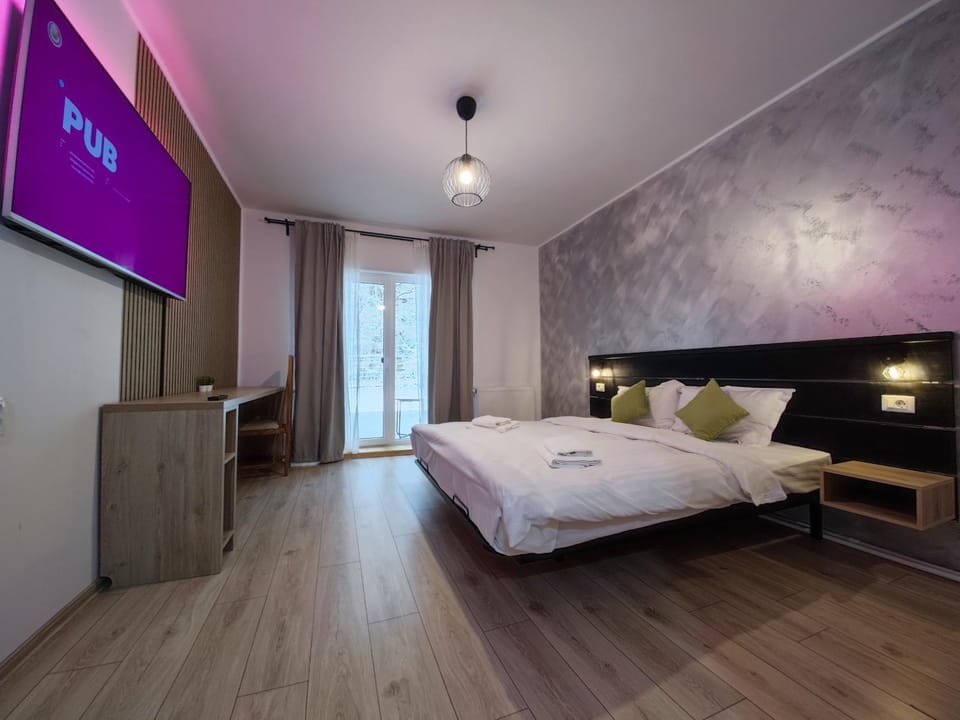 Bed, TV and multimedia, Photo of the whole room, Bedroom