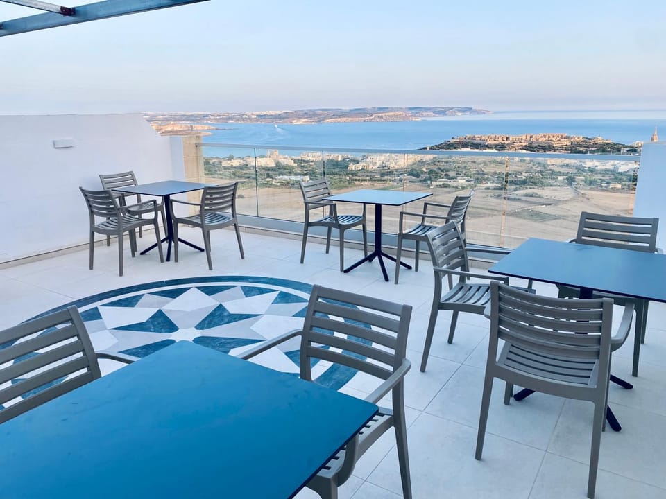 Property building, Balcony/Terrace, Breakfast