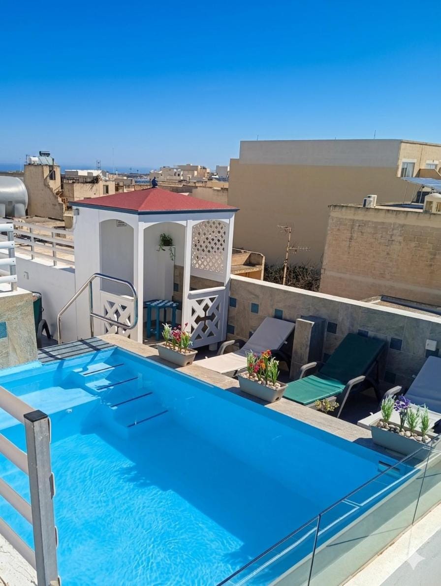 Swimming pool, sunbed