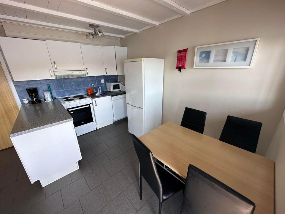 Kitchen or kitchenette, Dining area, dishwasher, stove
