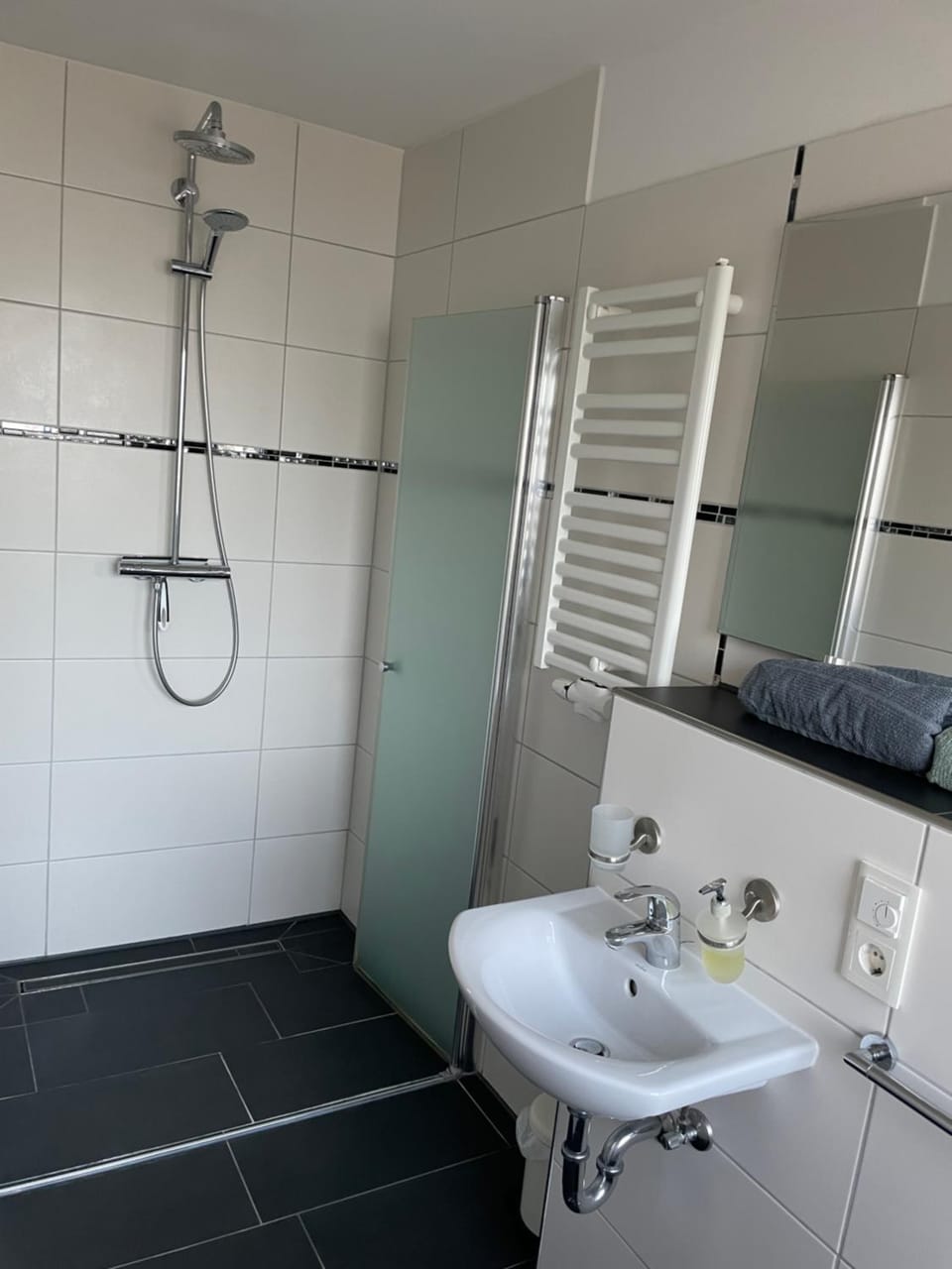 Shower, Bathroom, towels