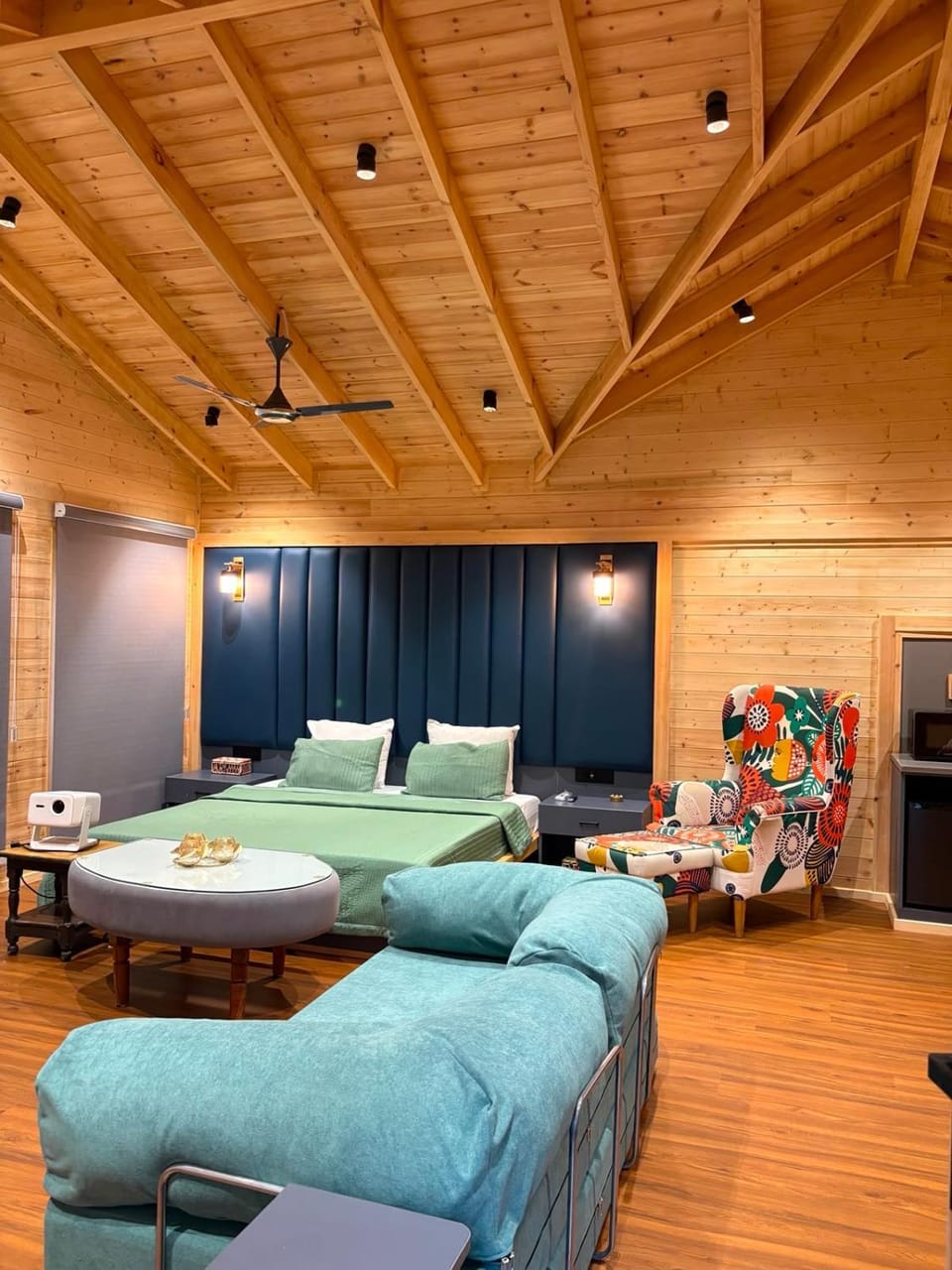 Bed, Seating area, Bedroom