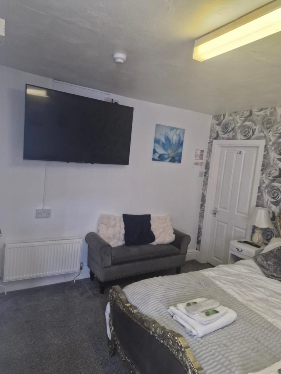 TV and multimedia, Seating area, Bedroom