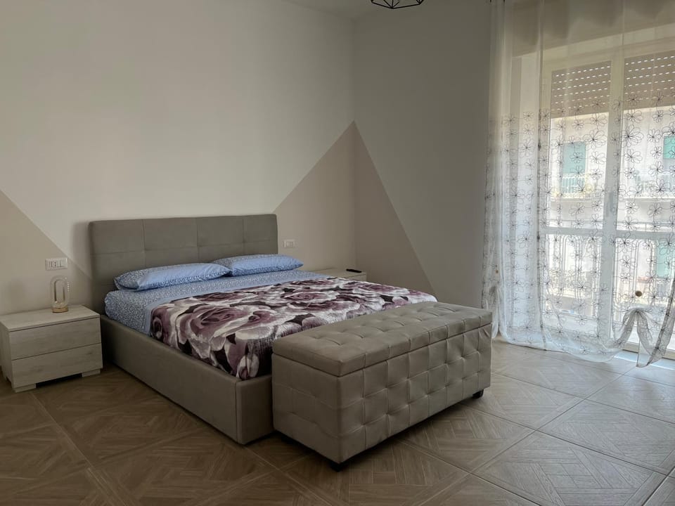 Bed, Bedroom, microwave