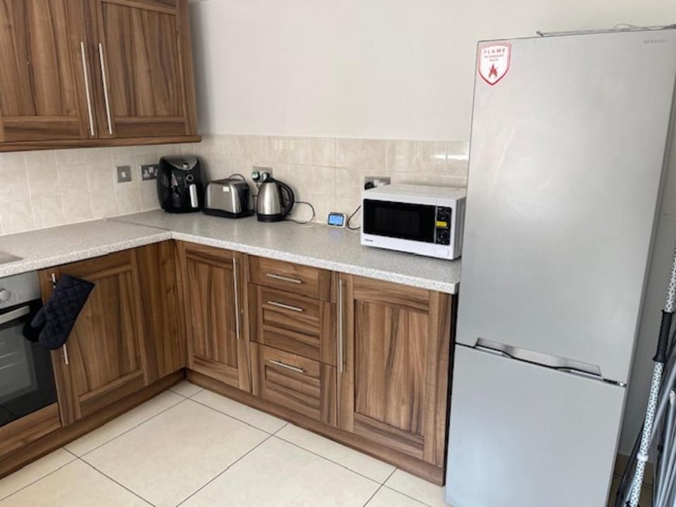 Coffee/tea facilities, Kitchen or kitchenette, oven, stove, toaster