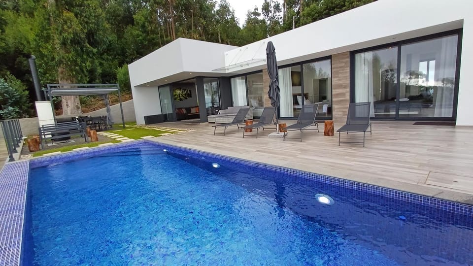 Property building, Balcony/Terrace, Balcony/Terrace, Pool view, Swimming pool, sunbed