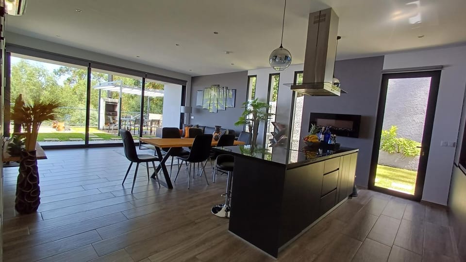 Communal lounge/ TV room, TV and multimedia, Kitchen or kitchenette, Living room, Seating area, Dining area