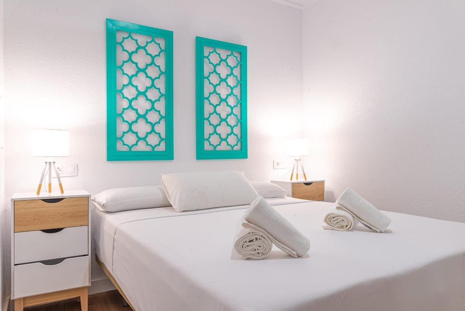 Bed, Bedroom, towels