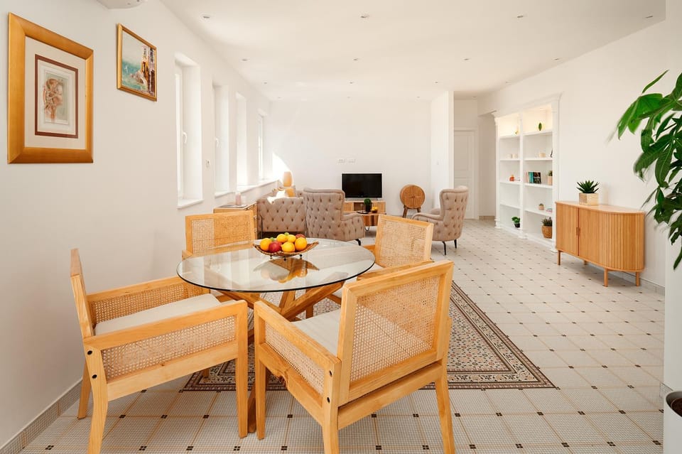 TV and multimedia, Living room, Seating area, Dining area