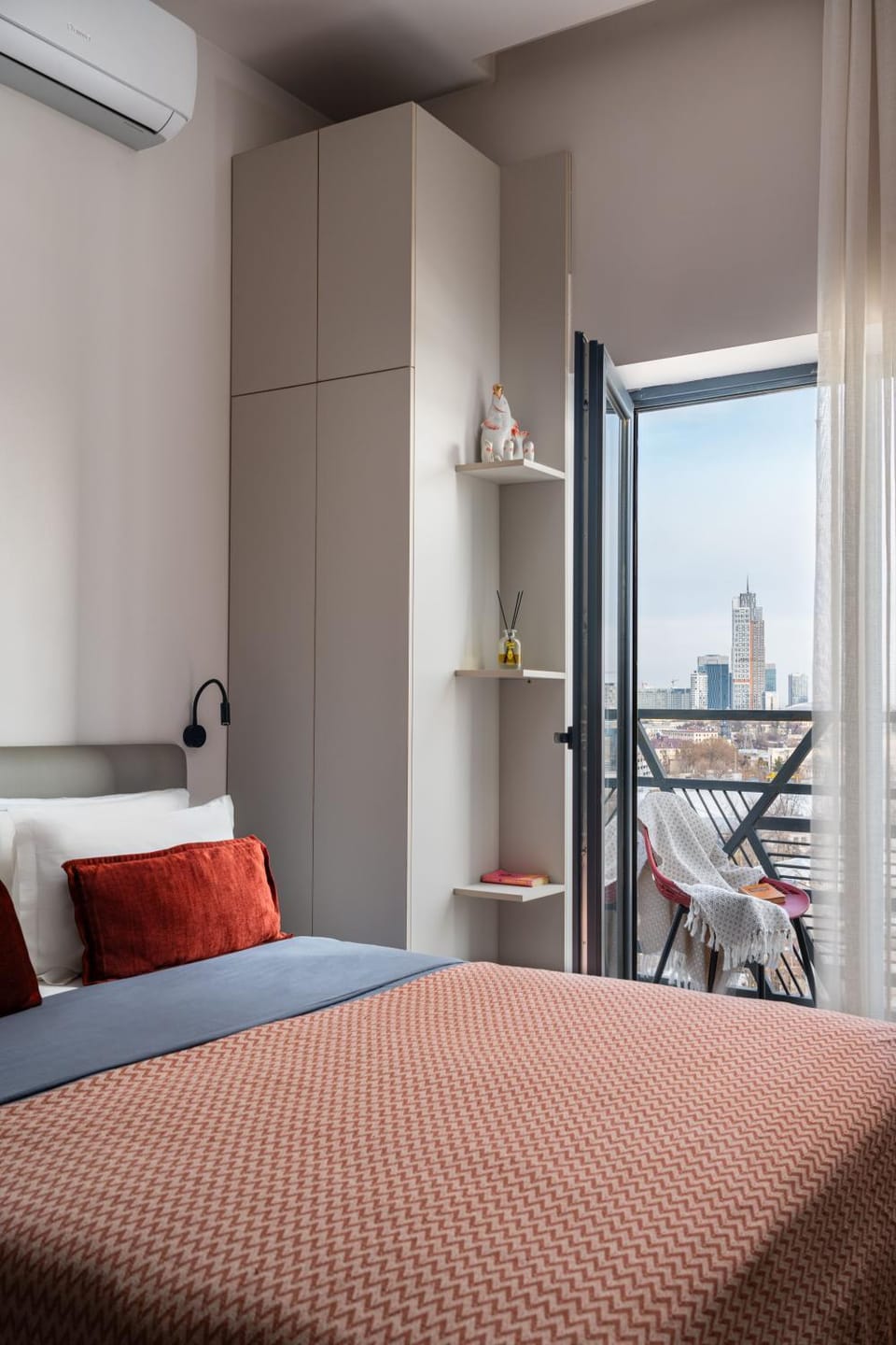 Bed, View (from property/room), Balcony/Terrace, City view, Inner courtyard view