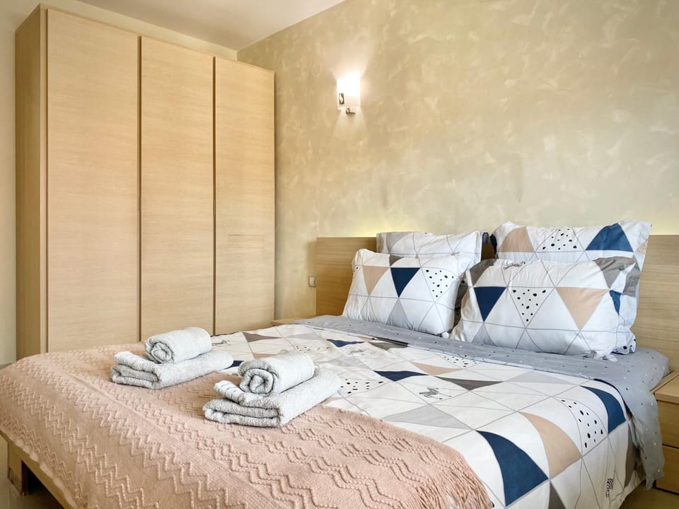 Bed, Bedroom, towels