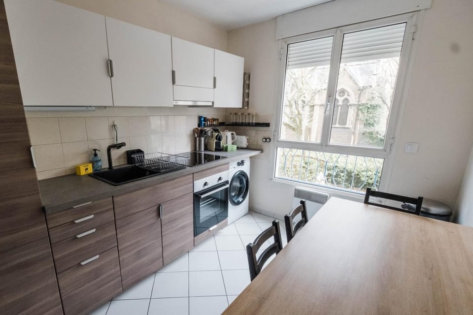 Coffee/tea facilities, Dining area, oven, stove, washing machine