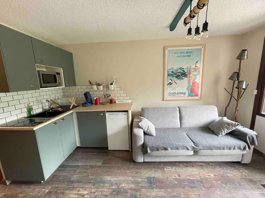 Kitchen or kitchenette, Living room, minibar, pet friendly